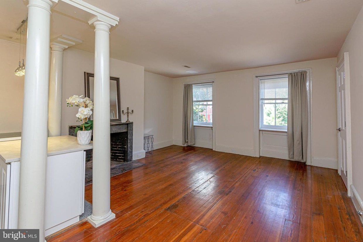 Primary Photo - 706 W Washington Square