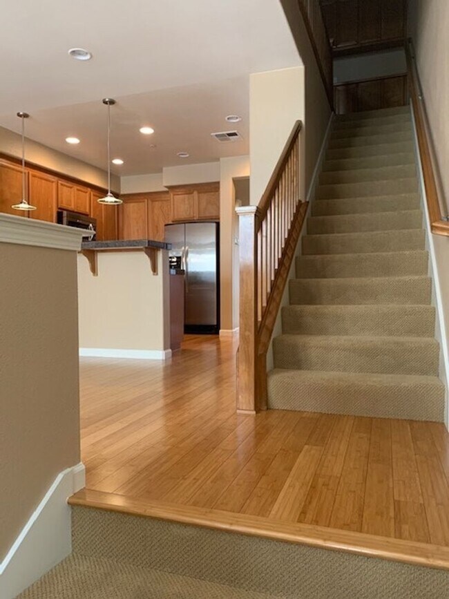 Building Photo - GORGEOUS MODERN 3BR 3BA TOWNHOUSE IN BEAUT...