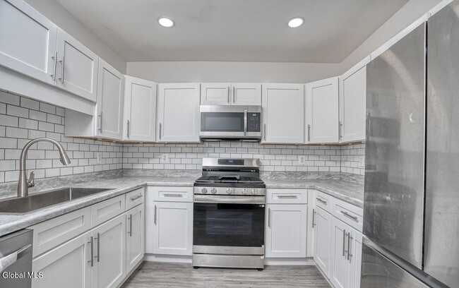 Building Photo - 1538 Nott St