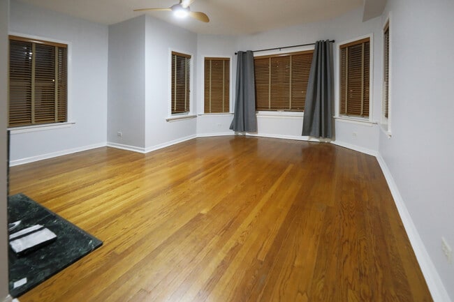 Foto del edificio - 6042 N Kenmore Ave