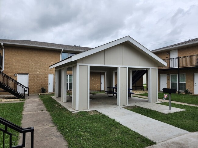 Building Photo - 306 W Avenue D