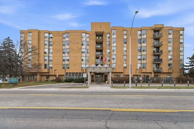 Photo du bâtiment - Gorgeous Renovated Unit For Seniors in Prime Location