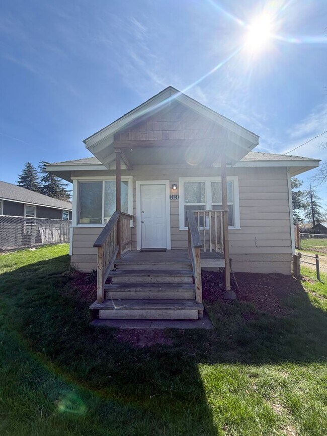 Foto del edificio - 2 BED, 1 BATH HOUSE