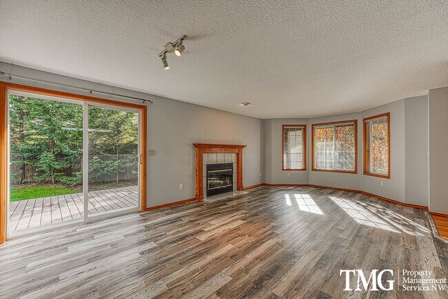 Building Photo - Bright 3 Bed 2 Bath Pet Friendly Ranch Hom...