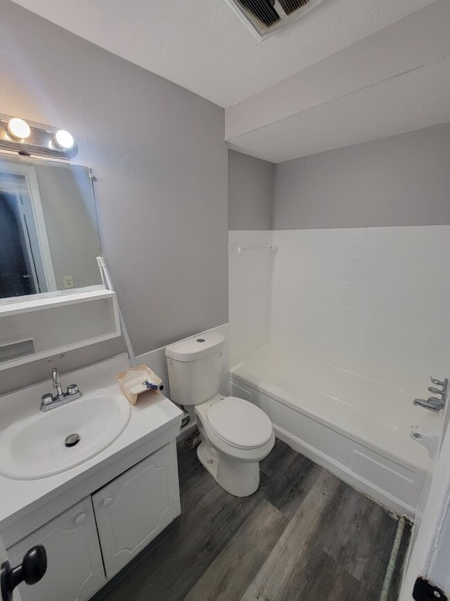 Foto del edificio - 14835 Euclid Ave