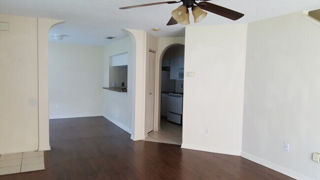 Building Photo - Awesome Townhouse!