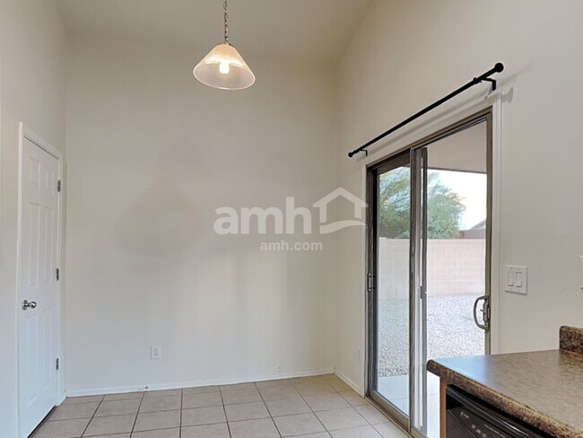 Foto del edificio - 1651 W Quick Draw Way