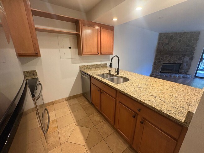 Building Photo - AVAILABLE NOW! 1 Bedroom Updated Condo in ...