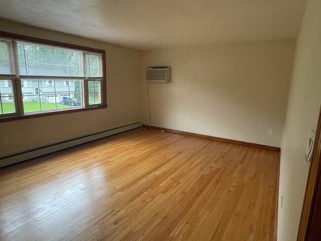 Living room - 18 Dale Ave