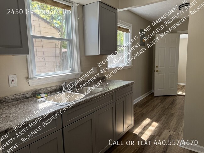 Foto del edificio - 2450 Greenvale Rd