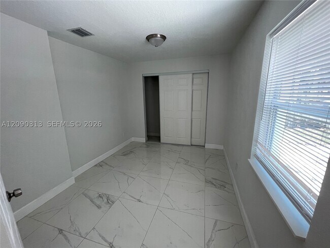 Foto del edificio - 6801 SW 13th St