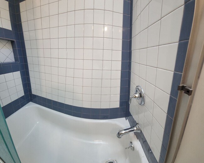 Foto del edificio - Large 5 Bedroom Home close to Poly Campus!!