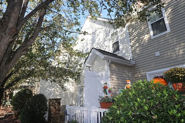 Foto del edificio - Room in Townhome on McGoogan Ln
