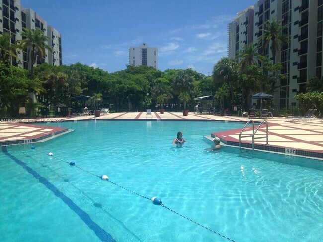 Foto del edificio - 17021 N Bay Rd