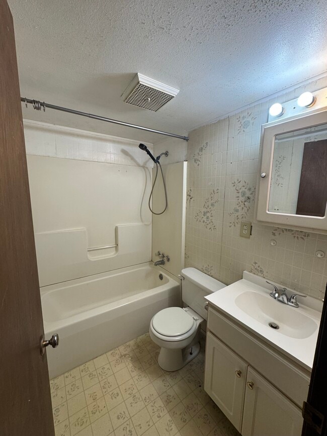 Building Photo - SR 15