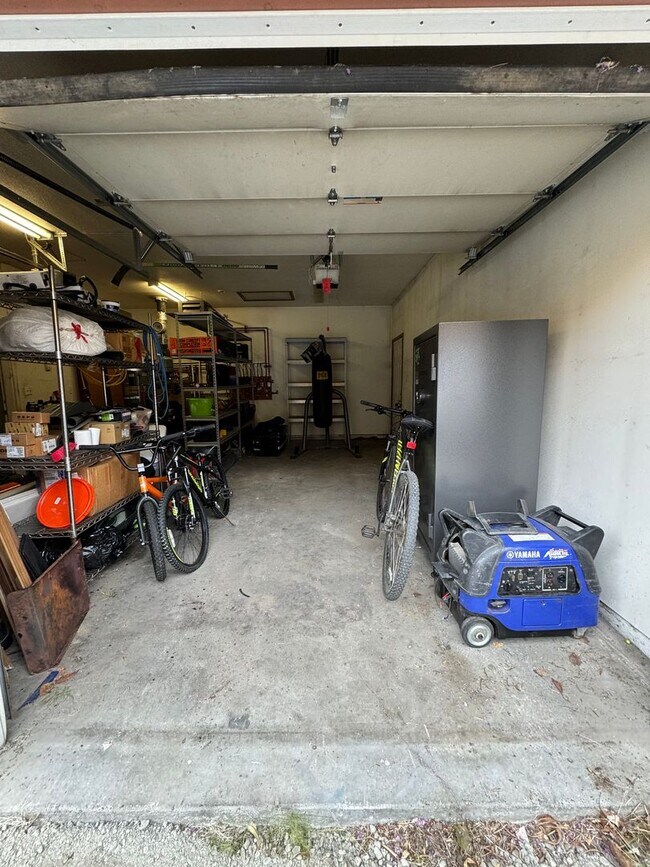 Foto del edificio - 3 Bedroom 1 -1/2 Bath Lower Apartment with...