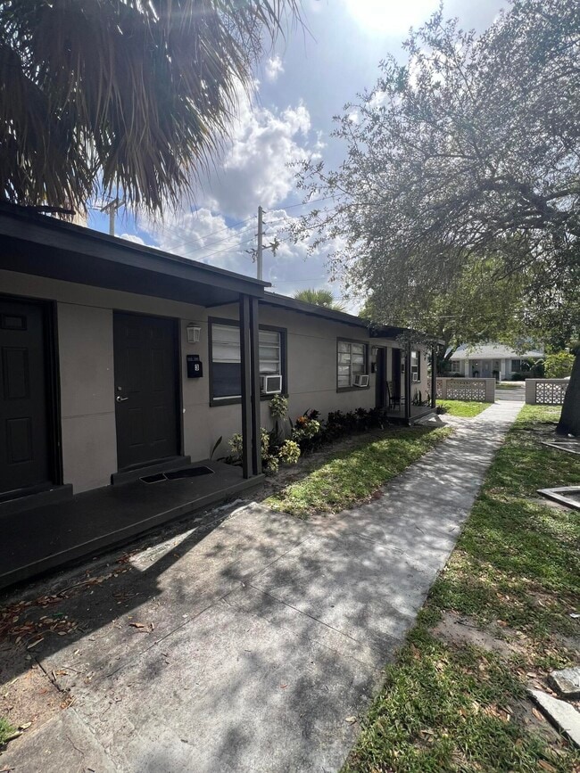 Building Photo - 2722 Poinsettia Ave