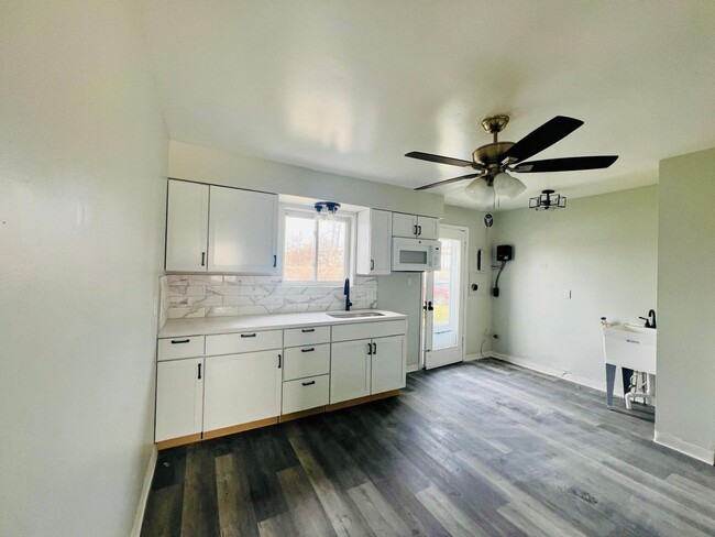 Building Photo - 5970 Glenway Dr