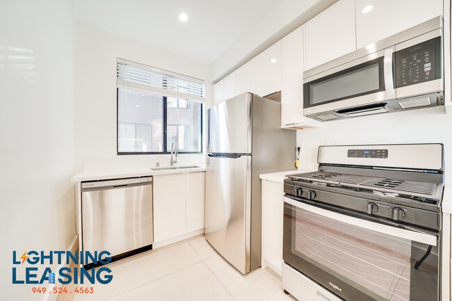 Foto del edificio - 8811-8815 Burton Way