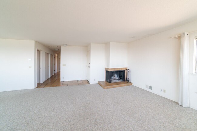 Building Photo - Penthouse Unit Ocean View 2 Bedroom, 2 Bat...