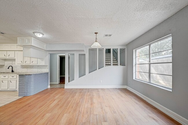Building Photo - Affordable spacious 4bed/2bath single-fami...
