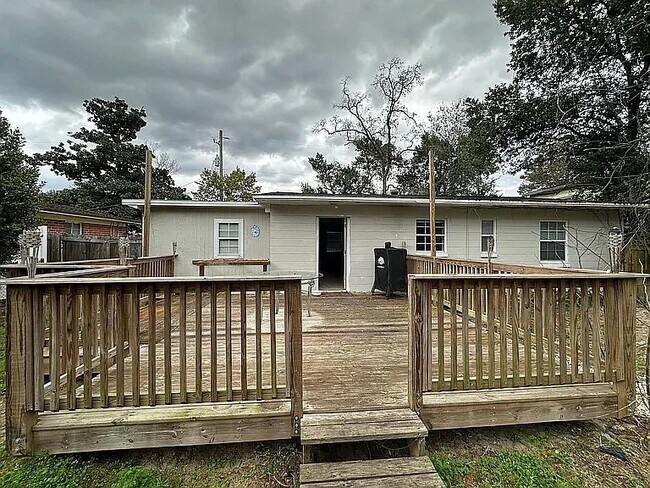 Building Photo - 4028 Loys Dr