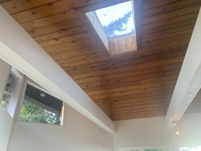 Photo du bâtiment - 4553 Cordova Bay Rd