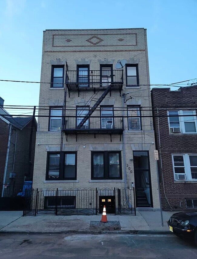 Unit 1R - 200 Parkhurst St