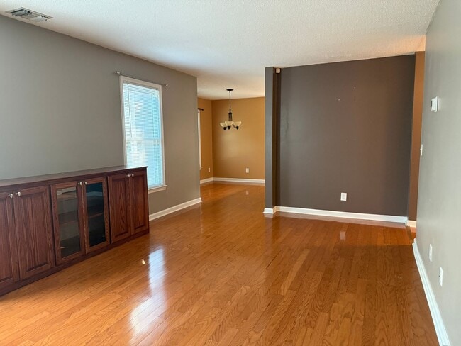 Building Photo - 2092 Woodlawn Dr SW