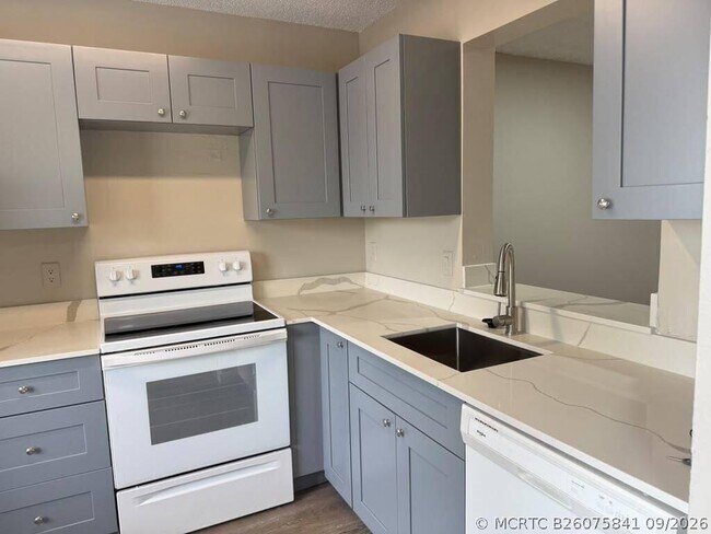 Foto del edificio - 8600 N Sherman Cir