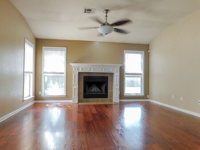 Building Photo - Available NOW!!!! This charming 1 story, 4...