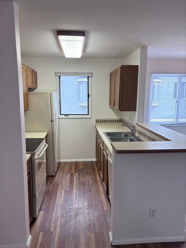 Building Photo - Brand New Update: 2 Bed/2 Bath UMED Condo!