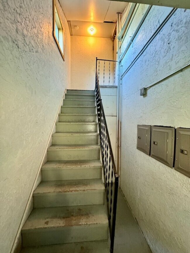 Building Photo - 1+ Bedroom, 1 Bathroom Unit in 3 plex - cl...