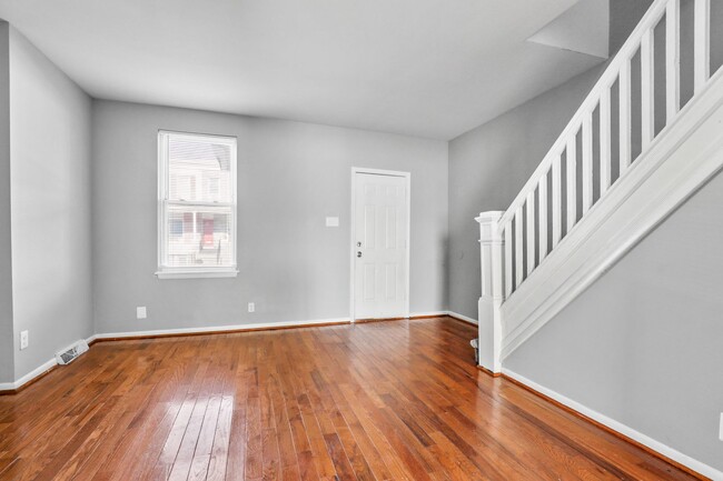 Building Photo - Fully Renovated & Fenced Backpad!