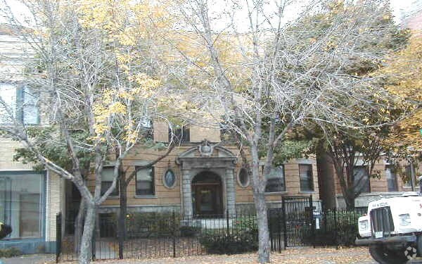 Building Photo - 4028-4030 N Sheridan Rd