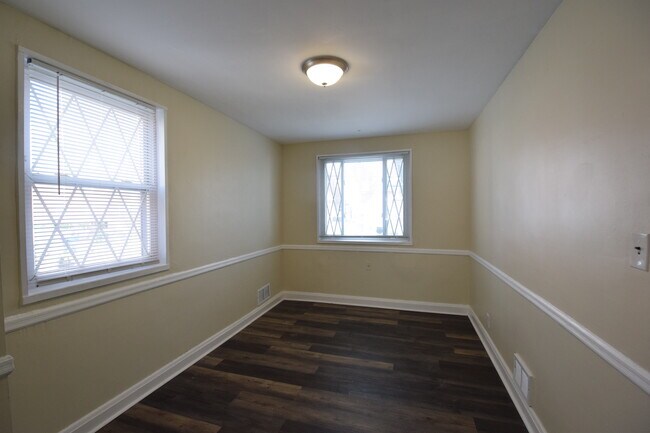 Building Photo - 1217 N Augusta Ave
