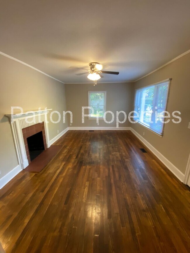 Building Photo - Belmont Home