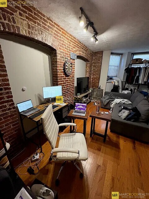 Building Photo - 287 Beacon St