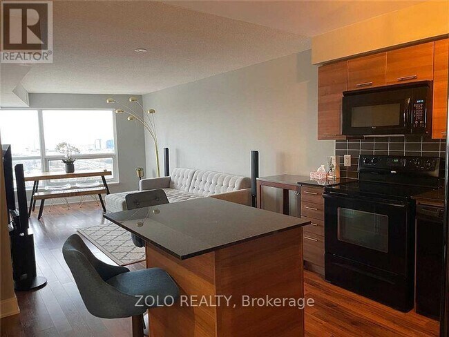 Building Photo - 135 Village Green Square