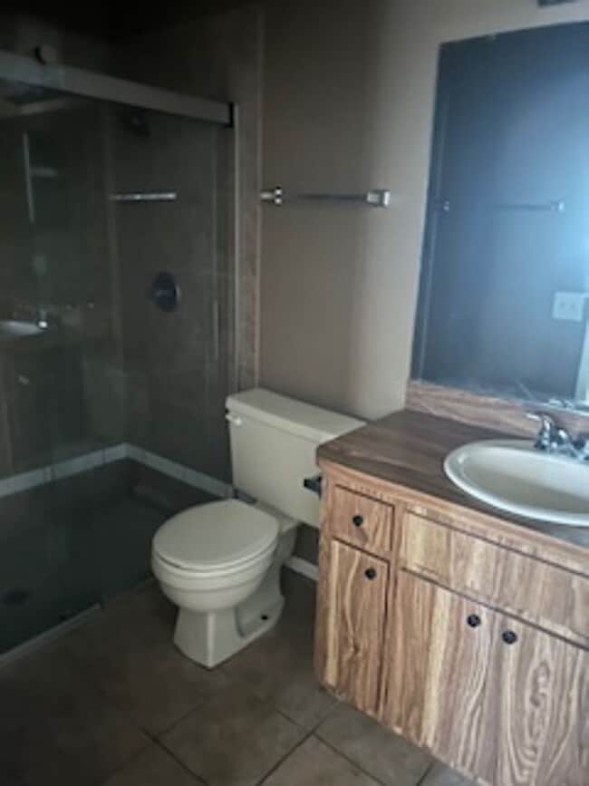 Building Photo - 2 bedroom / 2 bath available now!
