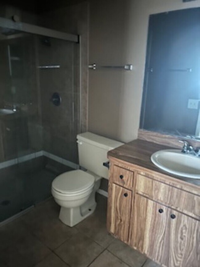 Foto del edificio - 2 bedroom / 2 bath available now!