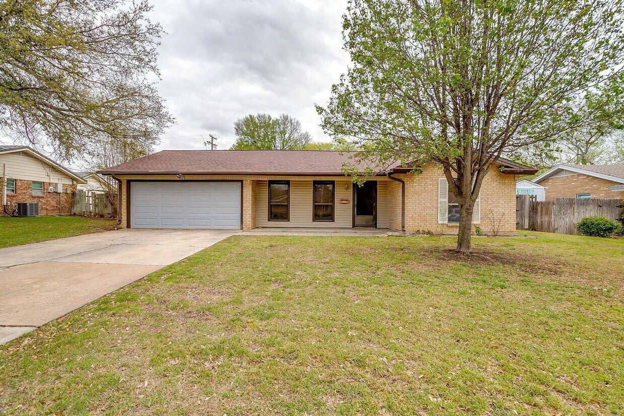 Primary Photo - Awesome 4 bed, 2 bath in excellent neighbo...
