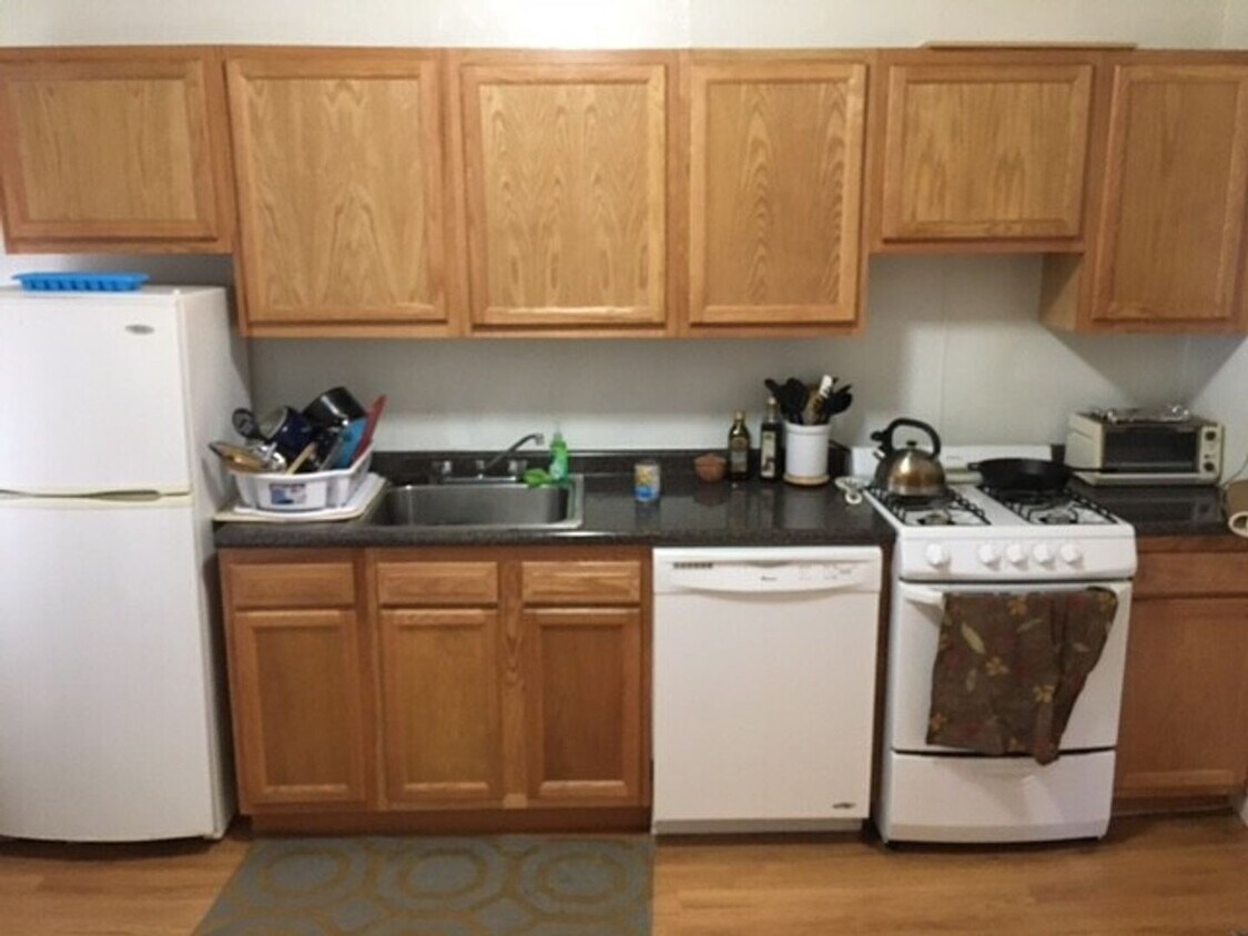 Primary Photo - Large 2 bed unit in a prime location, the ...