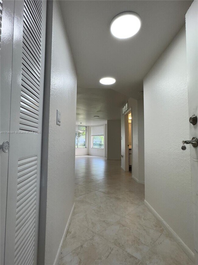 Foto del edificio - 2810 N Oakland Forest Dr