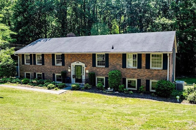 Building Photo - Room in House on Kinnamon Rd