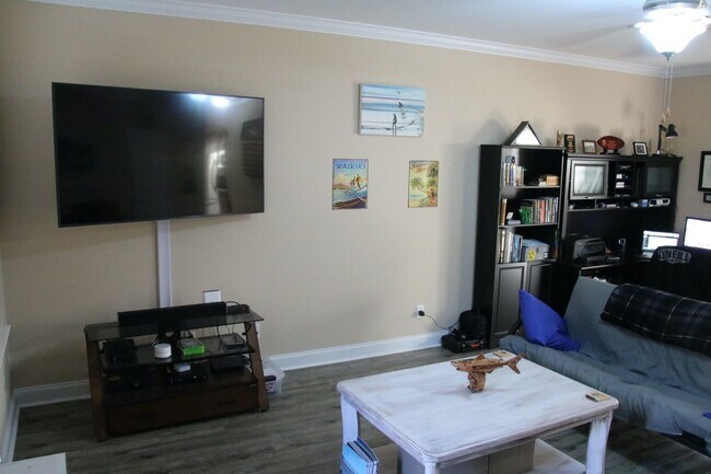 Building Photo - 4 Bdr/2.5 Bth 2048 sqft- Bradley Point - S...