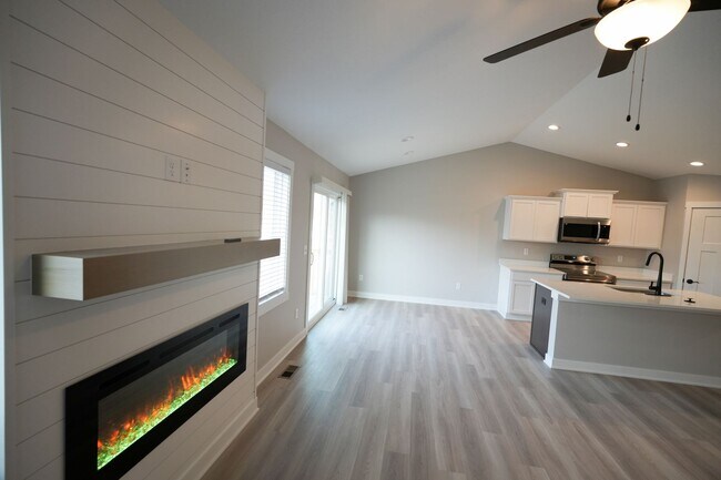 Foto del edificio - Beautiful 3 Bed Ranch Home w/ fully finished basement in Prime Norwalk Location