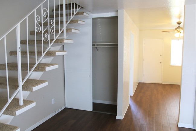 #2: 2 Bed, 1.5 Bath Townhome Available Mid-Oct! - Hamilton Villa Apartments