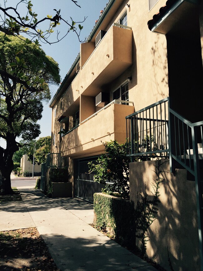 Building Photo - 2400 Walnut Ave