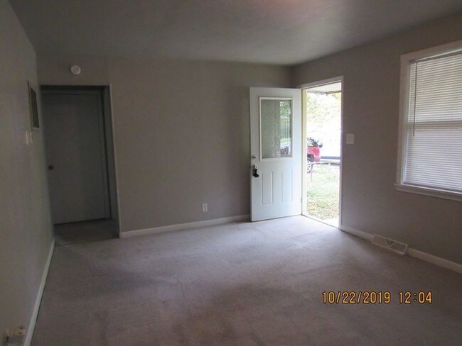 Building Photo - 2921 N Gladstone Ave